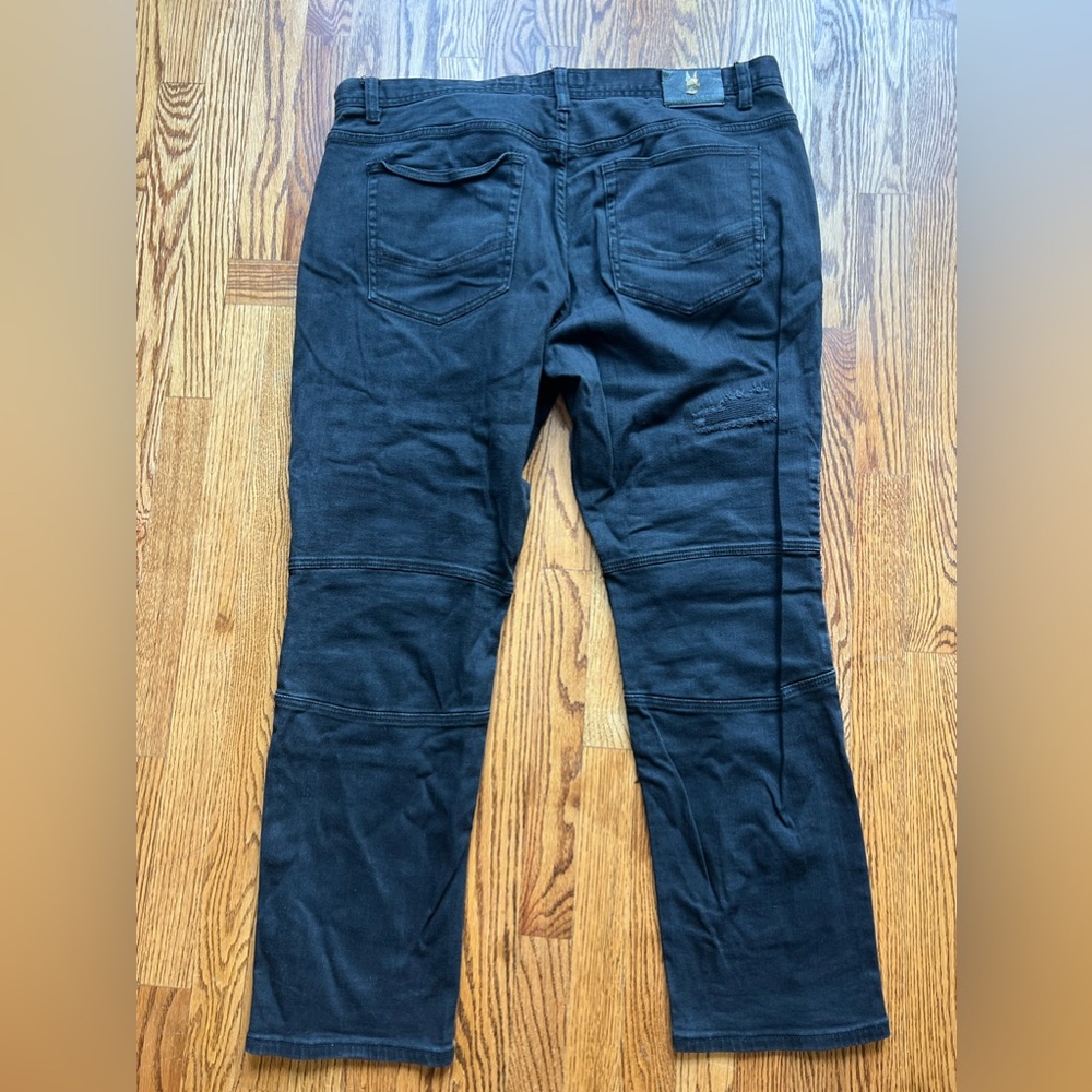 Makobi 
Black jeans (broker front zipper ) 
42x32 
Model AN #96281